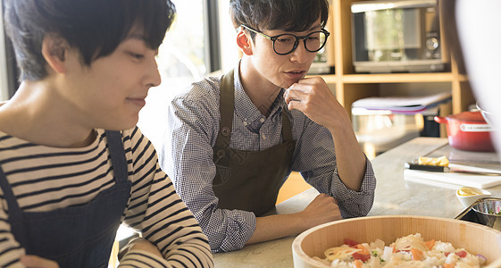 欣赏美食的年轻人图片