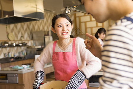 学习厨房烹饪的女人图片