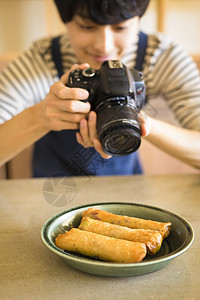 美食拍照的年轻人图片