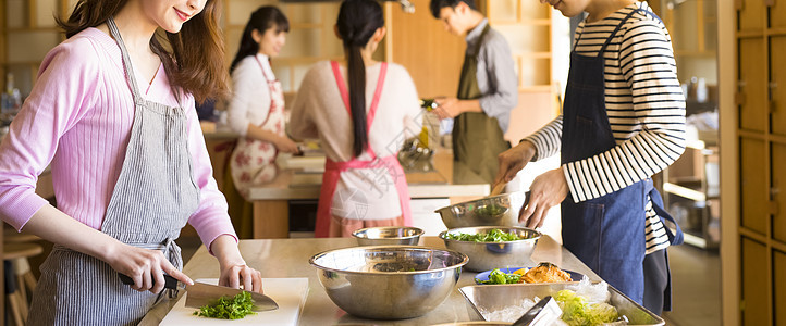 年轻男女烹饪课交流图片