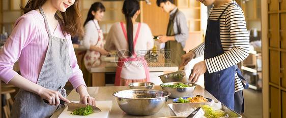 年轻男女烹饪课交流图片