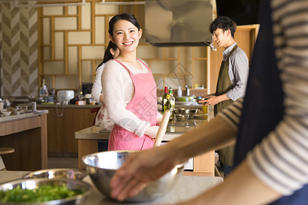 年轻男女烹饪课交流图片