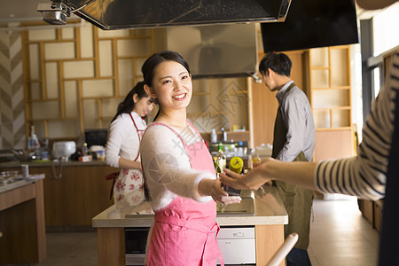 年轻女性餐厅烹饪图片