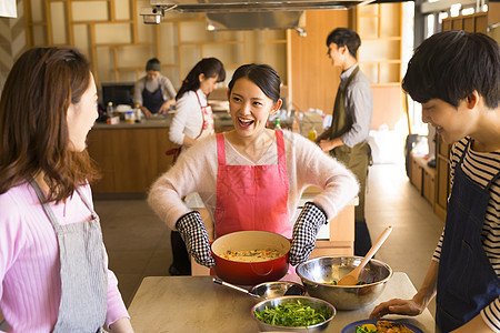 指示教室女烹饪课图片