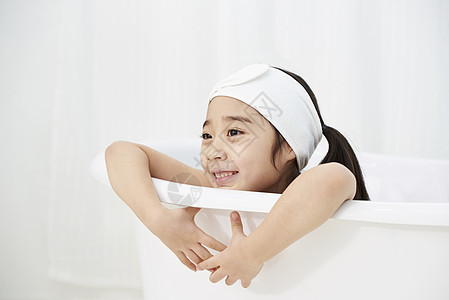浴缸里的小女孩背景图片