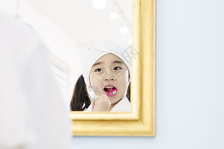 对着镜子刷牙的小女孩图片
