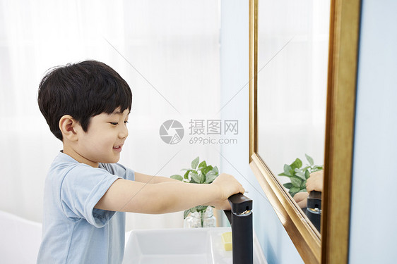 独自洗手的小男孩图片