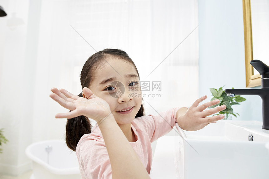 盥洗台洗手微笑的小女孩图片