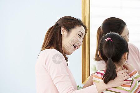 看着女儿微笑的母亲图片