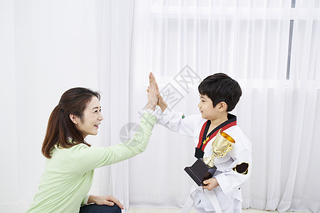 妈妈和练习跆拳道儿子击掌图片
