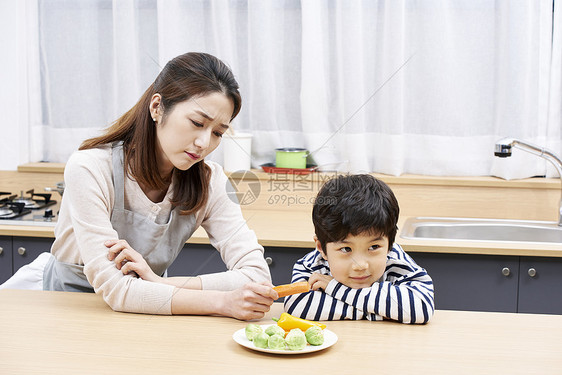 小男孩讨厌吃蔬菜图片