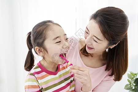 幸福近距离成人刷牙母亲女儿韩国人图片