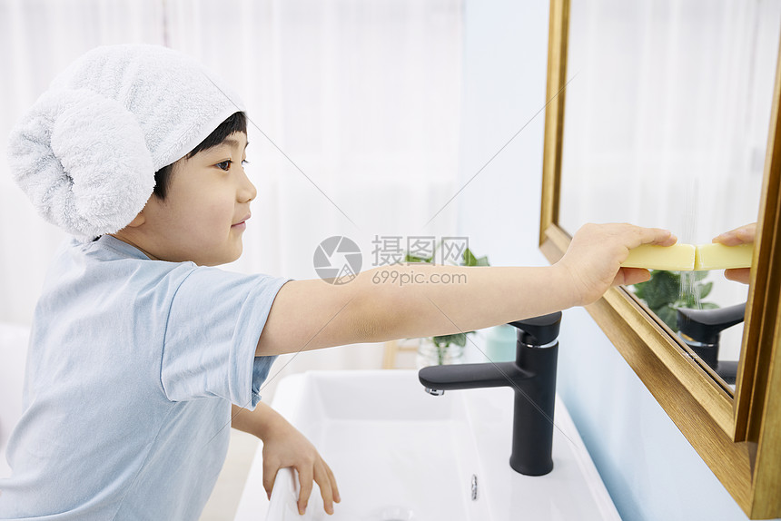 准备洗澡的可爱男孩图片