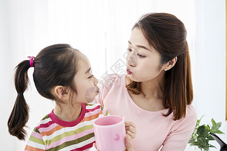 母女一起漱口刷牙图片