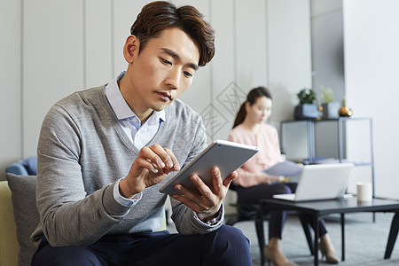 公司职员工作看平板图片