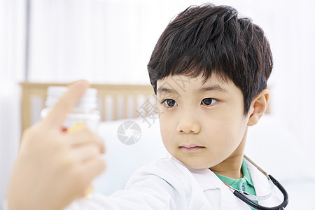 儿童玩角色扮演医生看病图片