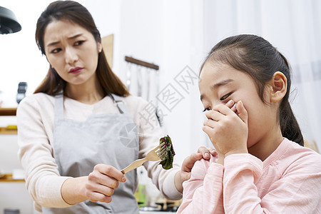 女孩讨厌吃蔬菜图片