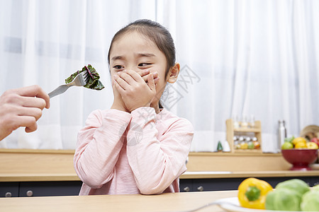 女孩讨厌吃蔬菜图片