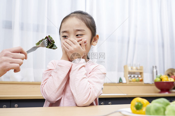 女孩讨厌吃蔬菜图片