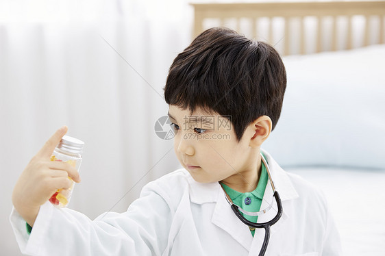 儿童完角色扮演医生看病图片