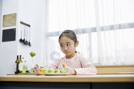 小女孩拒绝吃水果图片