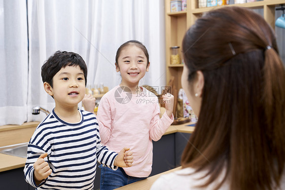 妈妈对着孩子加油手势图片