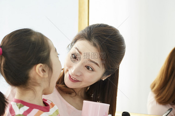 轮廓笑波普刷牙母亲女儿图片