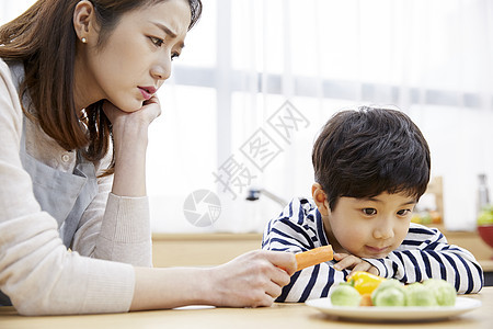 小男孩拒绝吃蔬菜图片