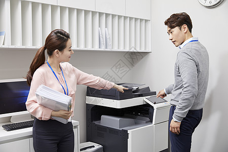 公司职员使用打印机打印资料图片