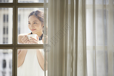 穿过窗口室外窗女人放松图片