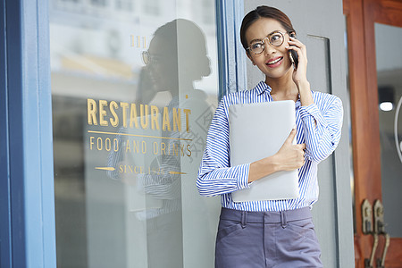 笔记本电脑女孩掌握女人商务咖啡馆图片