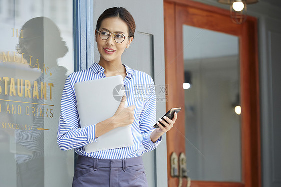 网际网路人物商务旅行女人商务咖啡馆图片