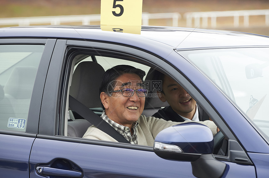 60多岁老人更新高级驾驶学校驾驶图片