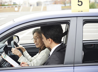 亚洲人老年人汽车高级驾驶学校驾驶图片