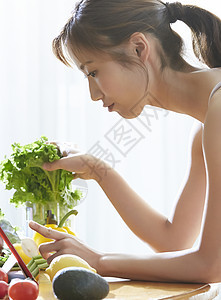 减肥营养素烹饪关心饮食的女图片