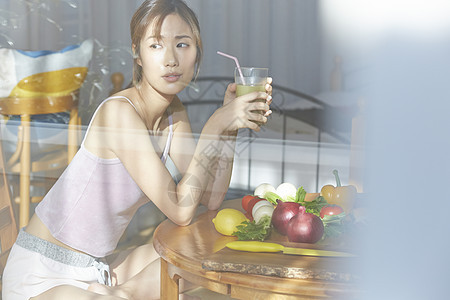 健康减肥观看直播的居家女性图片