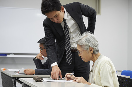 学生实验审问高级参加讲座图片