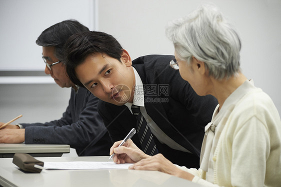 六十年代男子女士们高级参加讲座图片