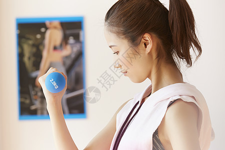护肤伸展手臂在家做健身的妇女图片