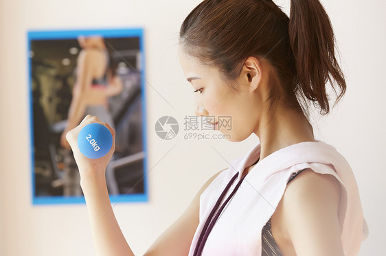 护肤伸展手臂在家做健身的妇女图片