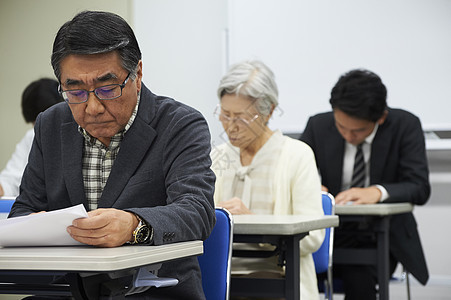 男学习纸高级参加讲座图片