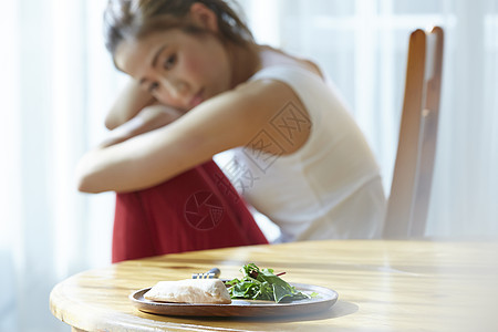 年轻女生身体护理饮食忧郁图片