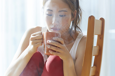 人物营养物质日本人一个女人喝一杯图片