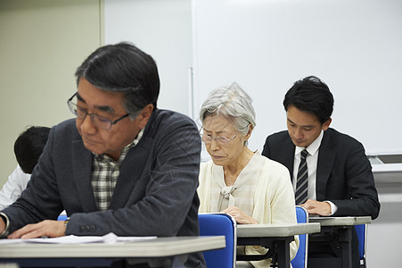 4人女生检查高级参加讲座图片