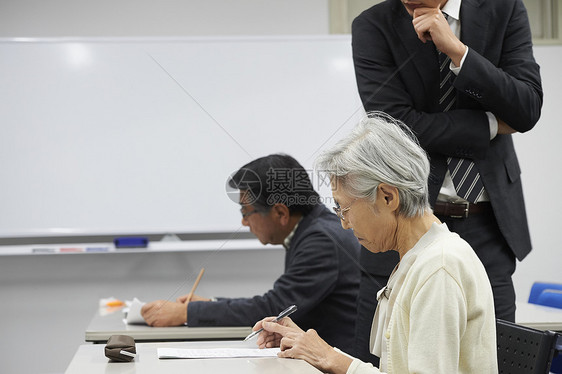 女士指示终身学习高级参加讲座图片