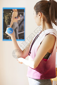 哑铃海报女人酷胖的在家做健身的妇女背景