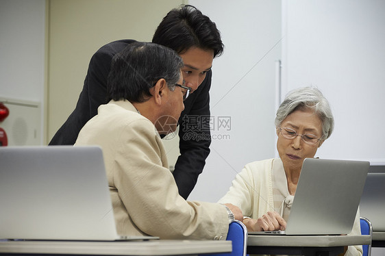 女人指导员女孩高级参加讲座图片