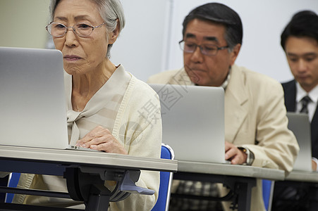 严重的实验三个人高级参加讲座图片