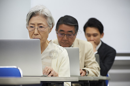 女士手提电脑70几岁高级参加讲座图片
