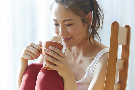 蔬菜坚持的假日一个女人喝一杯图片